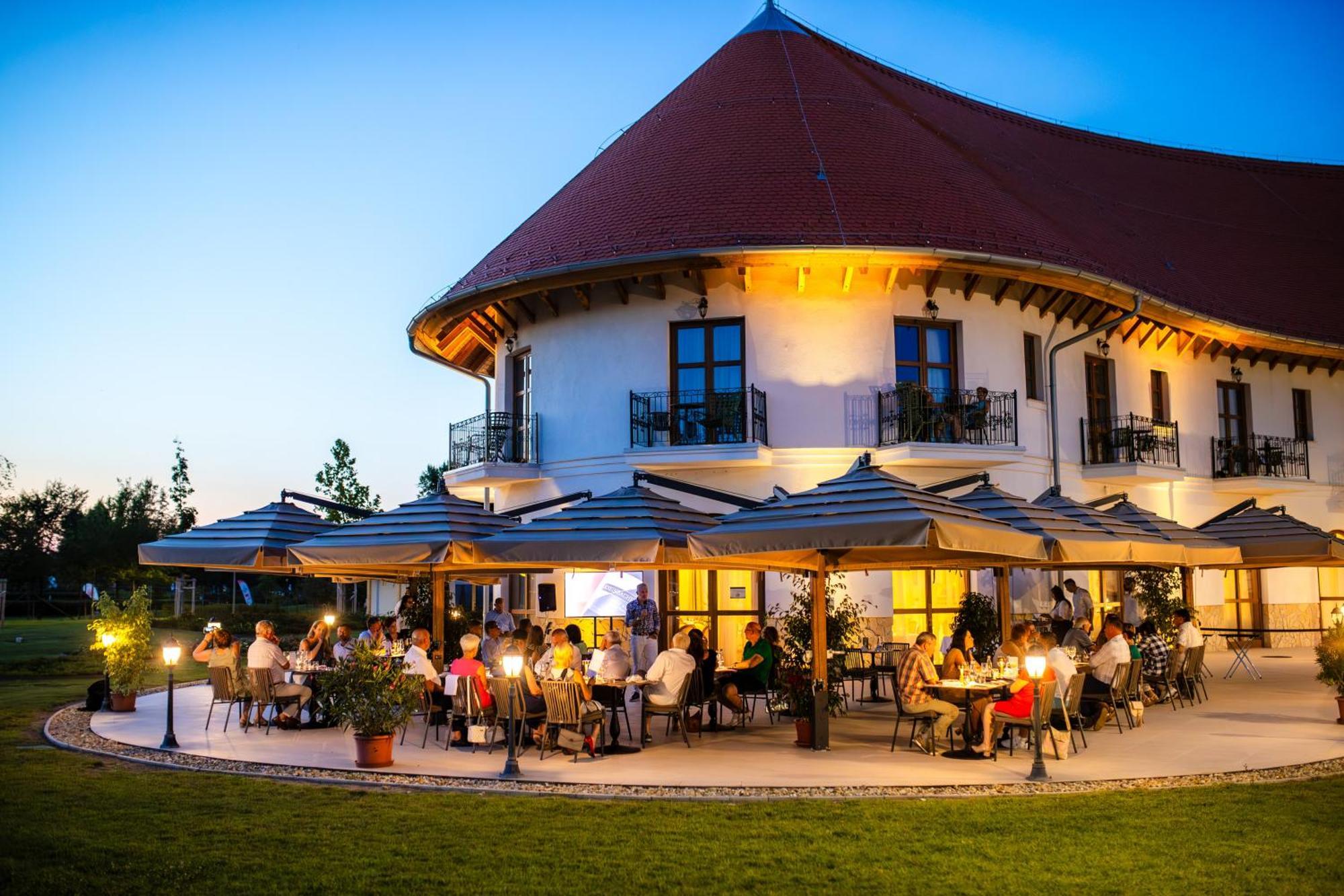 Hungarikum Hotel Lakitelek Esterno foto