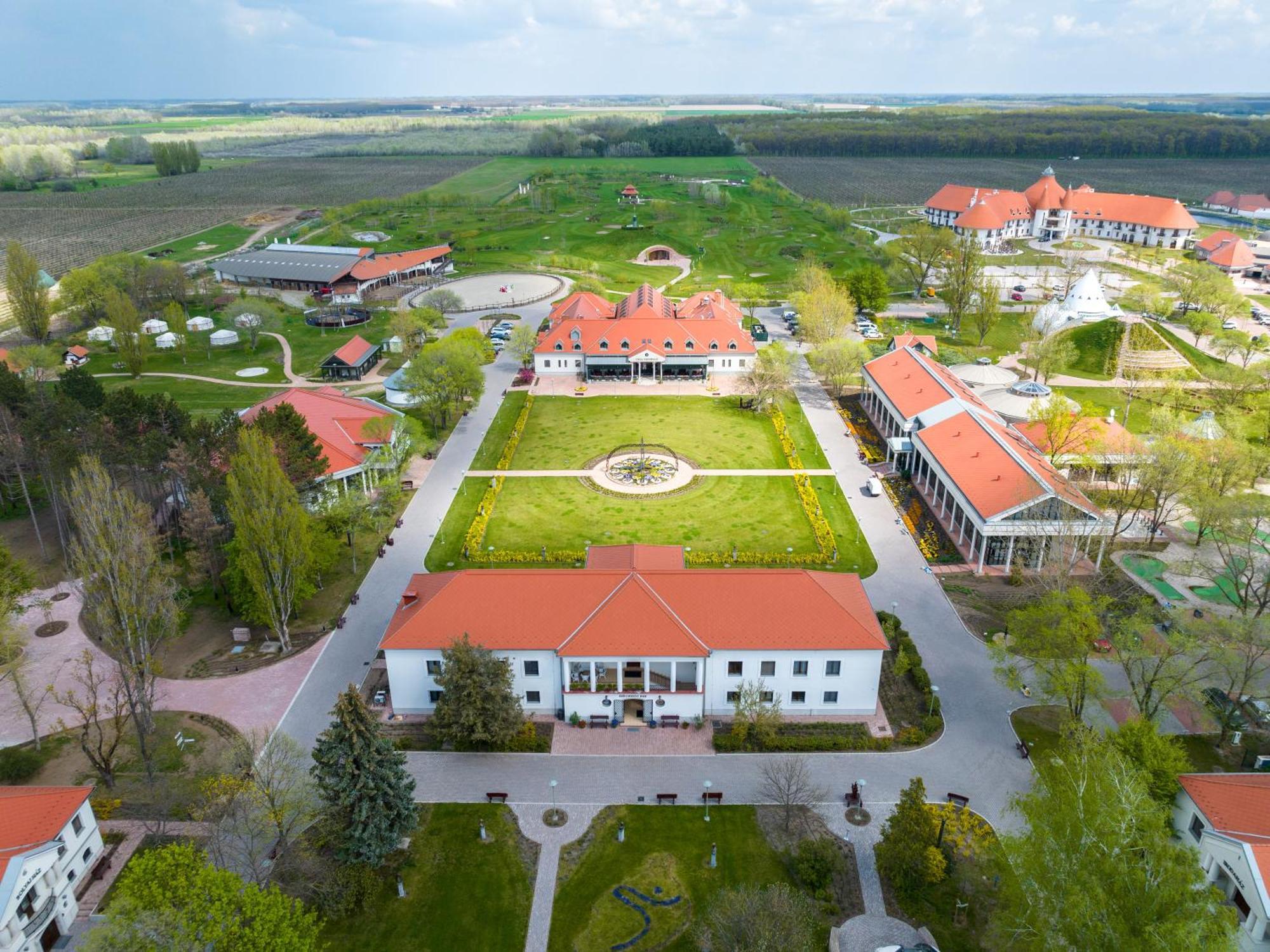 Hungarikum Hotel Lakitelek Esterno foto